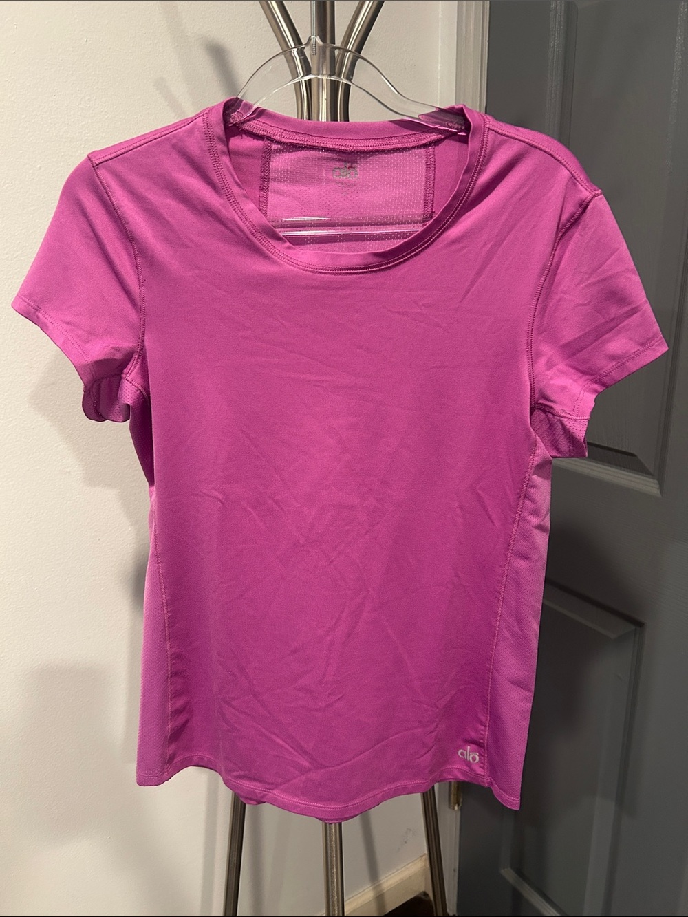 ALO Yoga Short Sleeve Tee in Fuchsia Pink